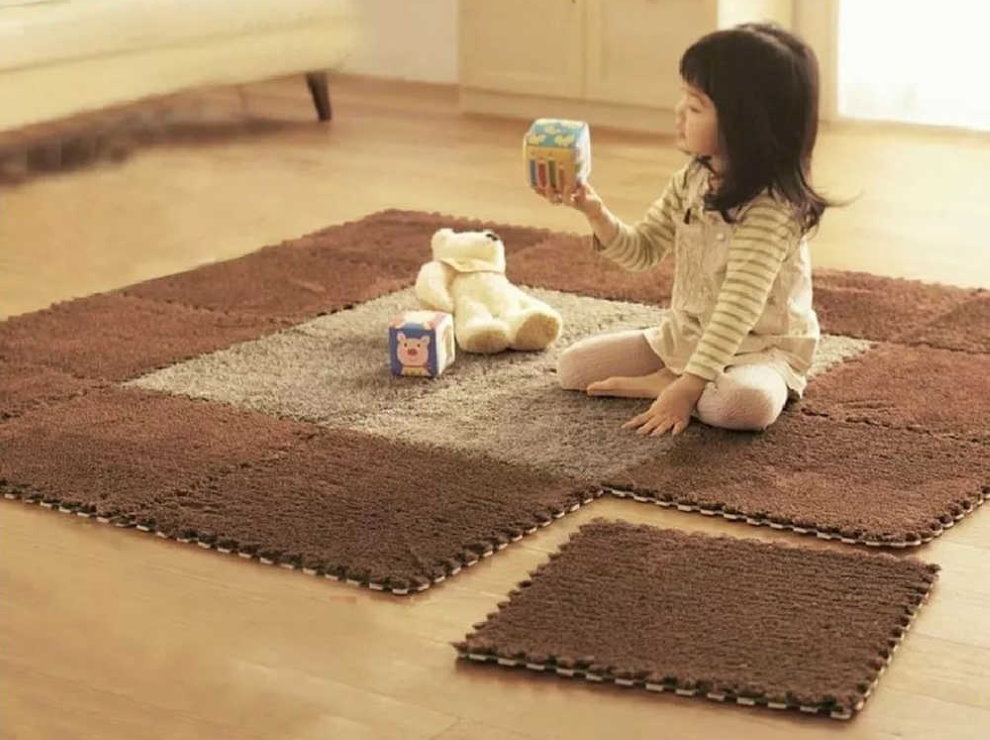 Fille aux cheveux longs sur un tapis modulaire