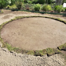 Leveling the platform for installing a pool in a summer cottage