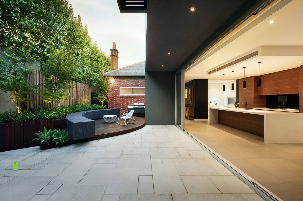 Kitchen-living room of a private house with access to the courtyard