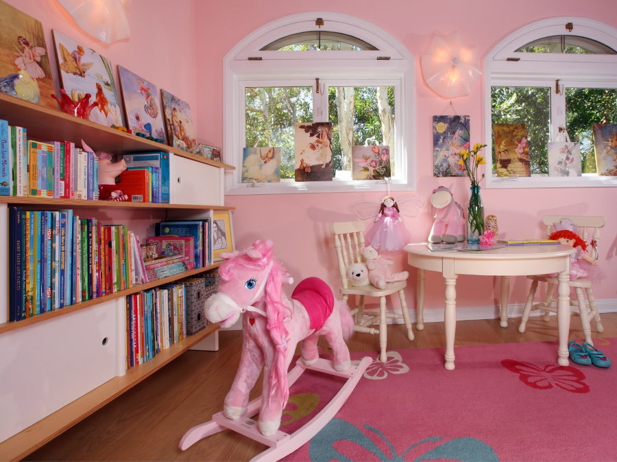 Chaise à bascule pour enfant en forme de cheval dans une chambre de fille