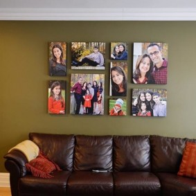 Photo de ma famille sur un canapé en cuir