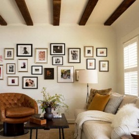 Poutres en bois au plafond de l'appartement