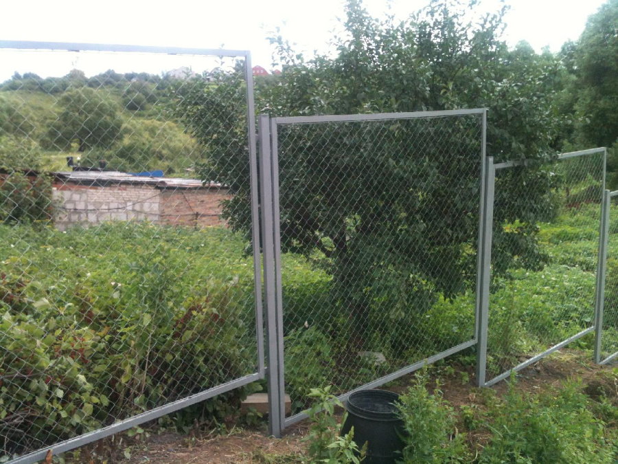 Clôture sectionnelle à partir d'un maillon de chaîne dans une section avec des élévations