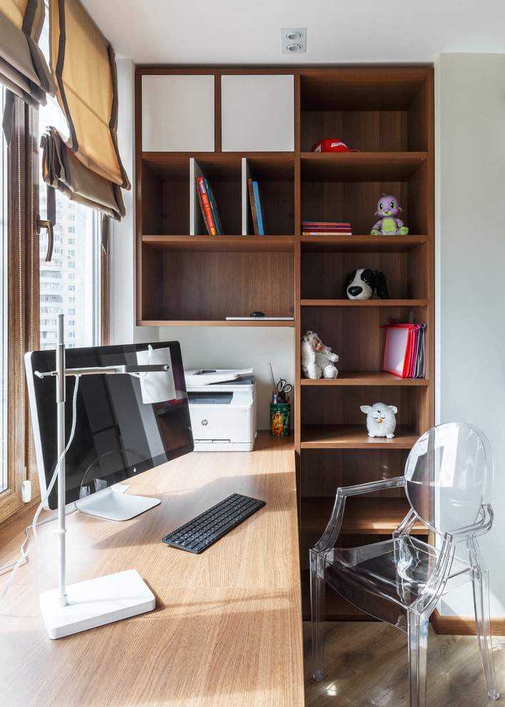 Appui de fenêtre étendu comme table d'ordinateur