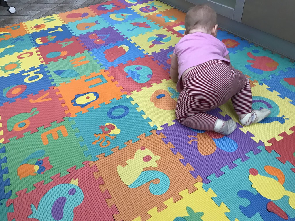 Jeu de puzzle Petit bébé sur une douce couleur