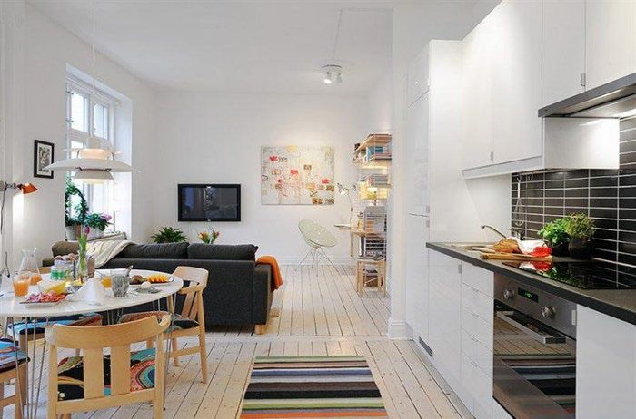 Plafond blanc dans l'appartement avec plancher en bois