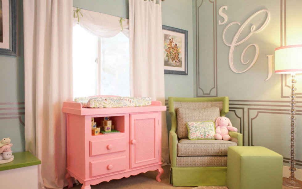 Commode rose dans la chambre des filles