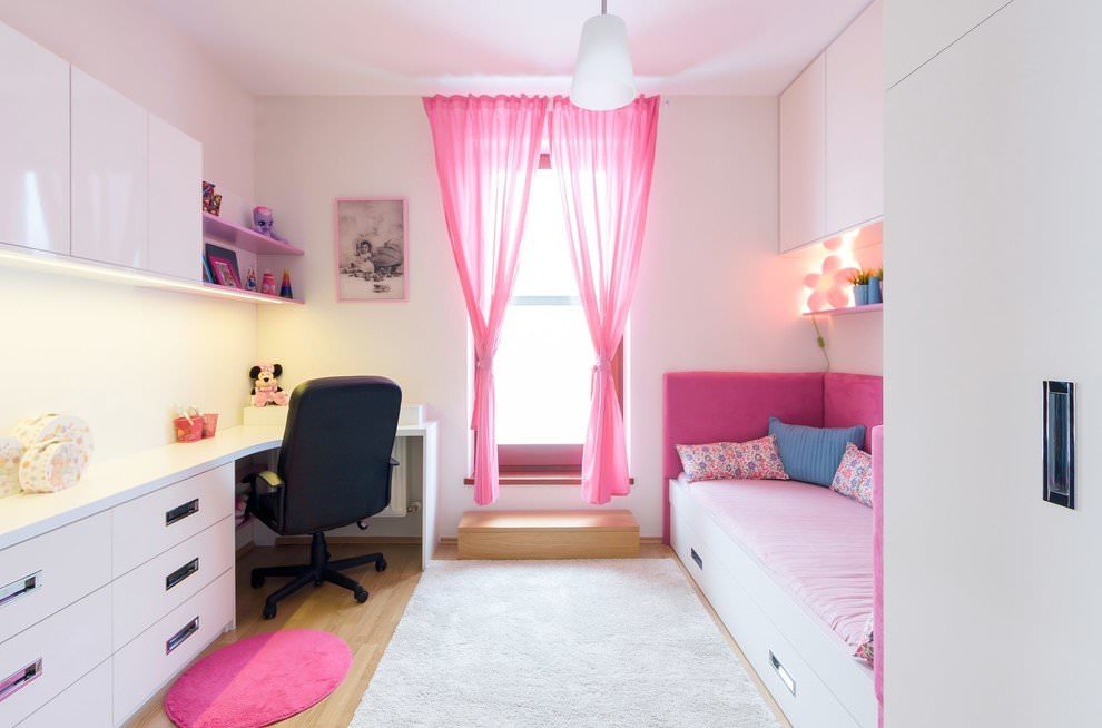 Tulle rose à l'intérieur d'une chambre d'enfant