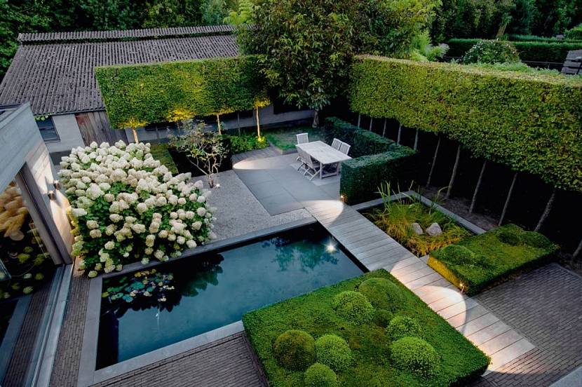 Minimalism in the landscape design of the garden