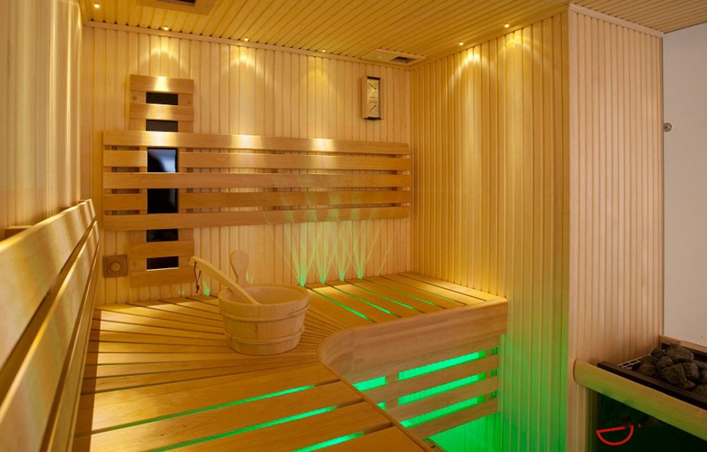 Éclairage dans un sauna avec des étagères en bois