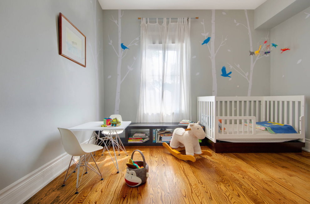 Décor de murs gris dans une chambre de bébé