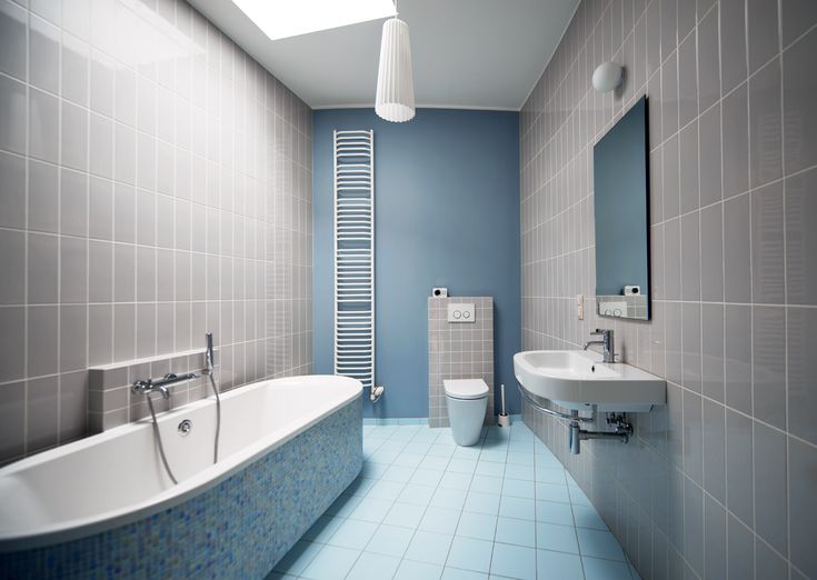 Plancher de salle de bain bleu avec murs gris