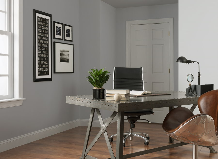 Table en métal dans l'armoire de la maison avec des murs gris