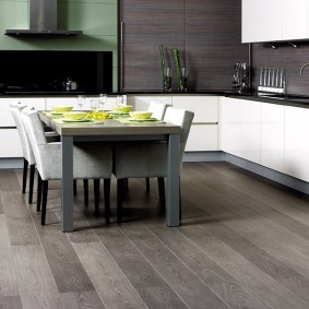 Pavimento della cucina con laminato grigio