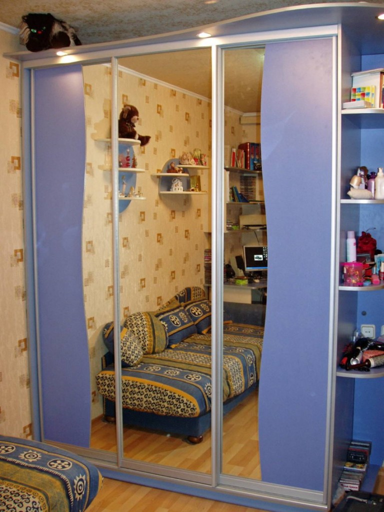 Armoire miroir à portes coulissantes dans la chambre des enfants