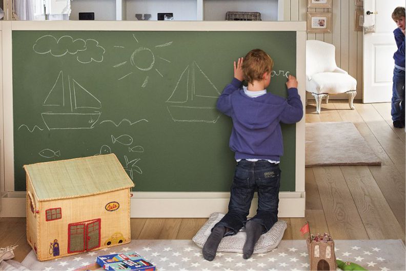 Planche à dessin dans la chambre d'un enfant d'âge scolaire