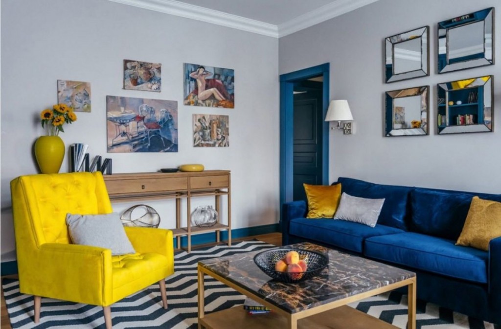 Canapé bleu dans le hall avec un fauteuil jaune