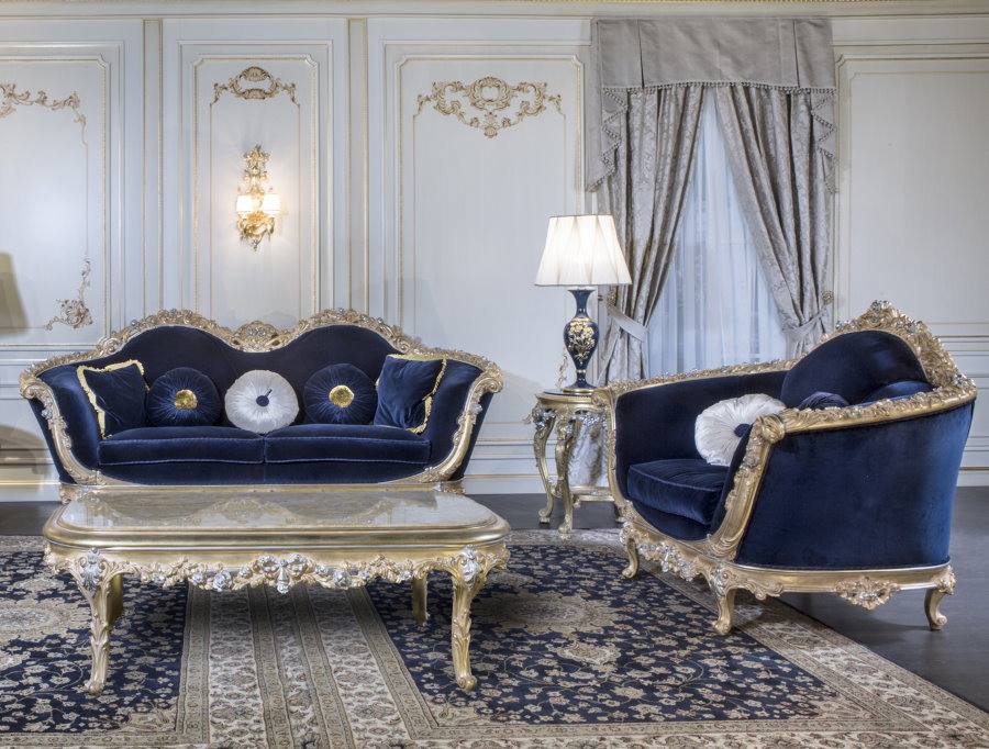 Meubles rembourrés avec revêtement bleu dans la salle de style Empire