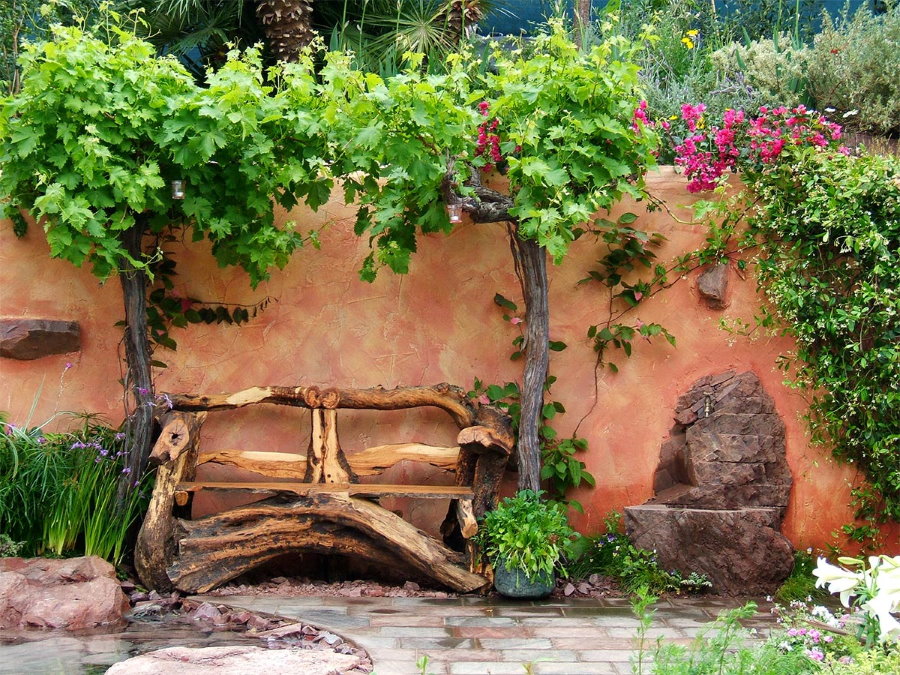 Banc en bois fait maison près du mur de la grange