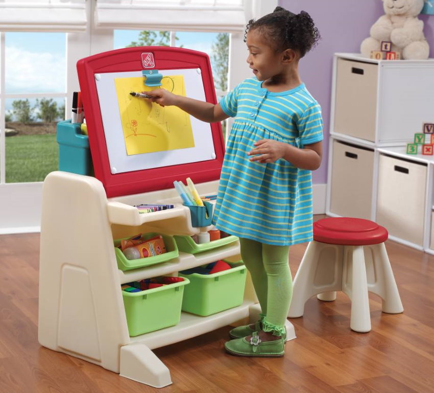 Table chevalet pour enfants dans la chambre de la fille