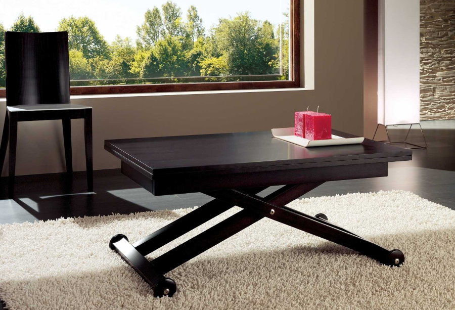 Table convertible sur roulettes dans le salon