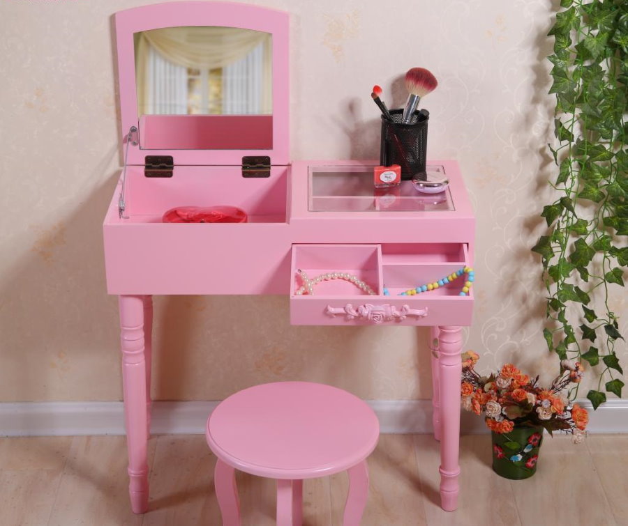 Une petite table cosmétique pour une fille d'âge préscolaire