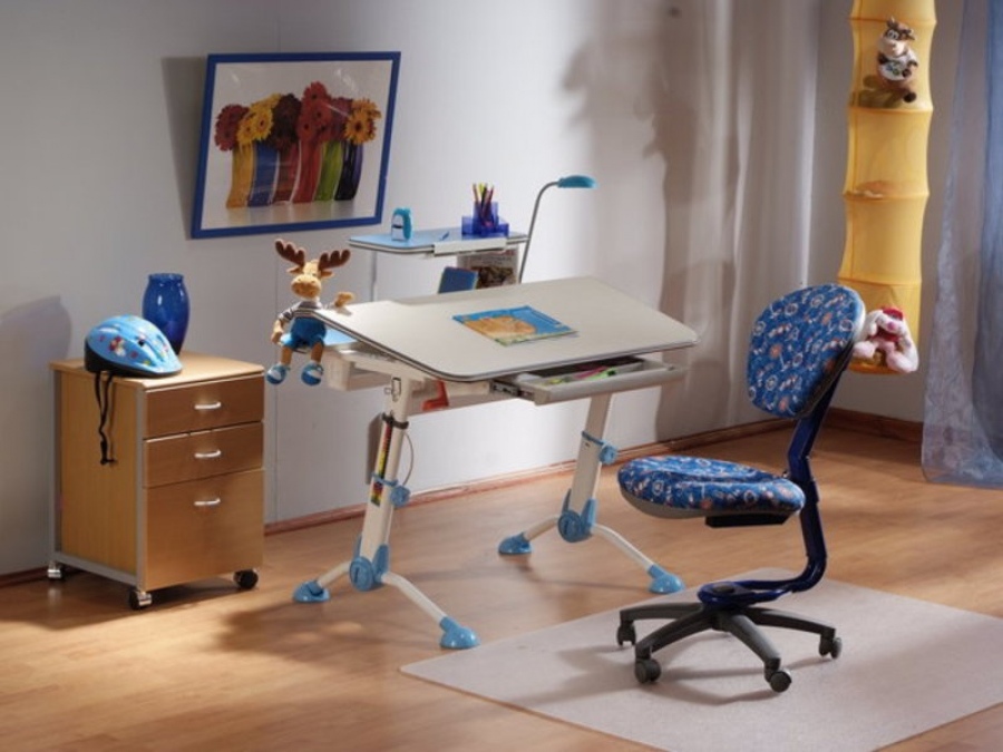 Un ensemble de mobilier pour un enfant d'âge scolaire