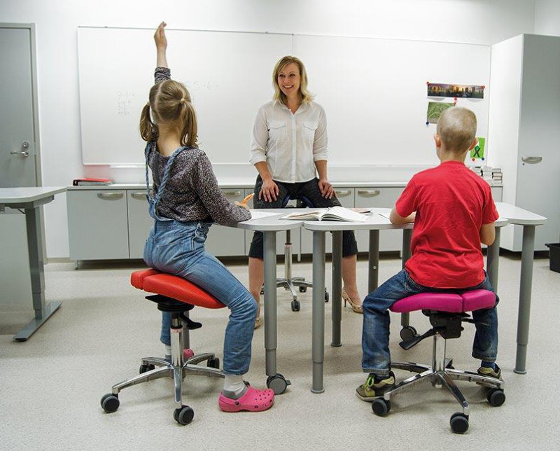 Assise appropriée des enfants sur des chaises de selle