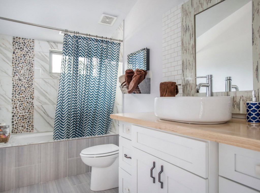 Meubles de salle de bain blancs avec une petite fenêtre