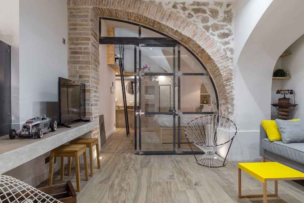 Thai arch in the interior of the apartment