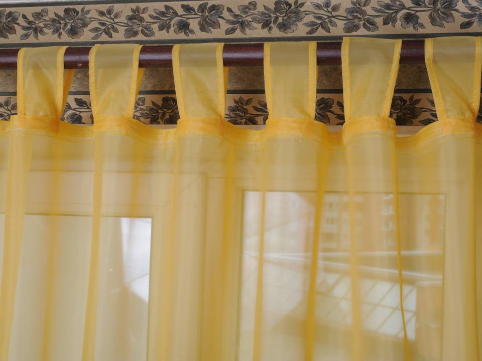 Tulle jaune à larges boucles