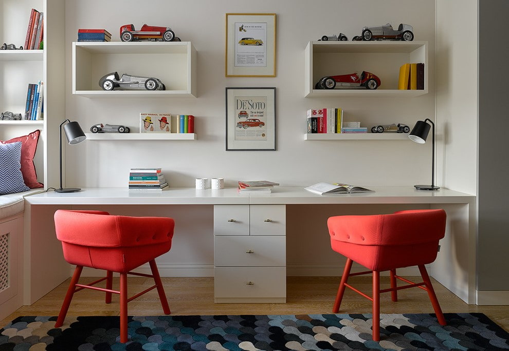 Chaises rouges dans une pépinière blanche