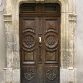 idées de décoration de portes d'entrée en bois