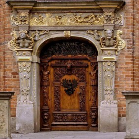 idées de décoration de porte en bois d'entrée