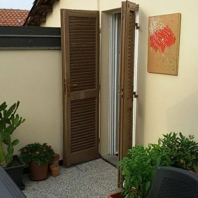 décoration de porte d'entrée en bois