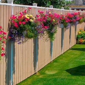 clôture d'un décor de feuilles professionnelles avec des fleurs