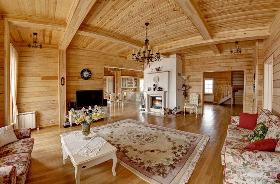 Plafond en bois dans le salon d'une maison de campagne