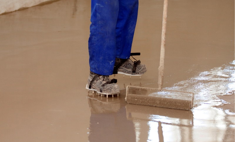 The process of filling the bulk floor in the apartment