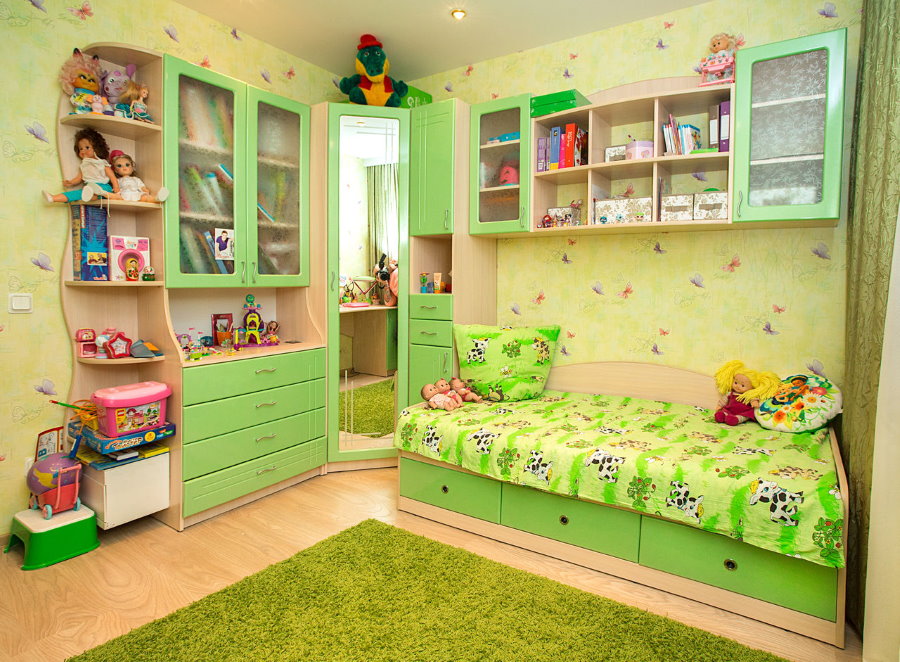 Tapis vert dans la chambre d'une fille