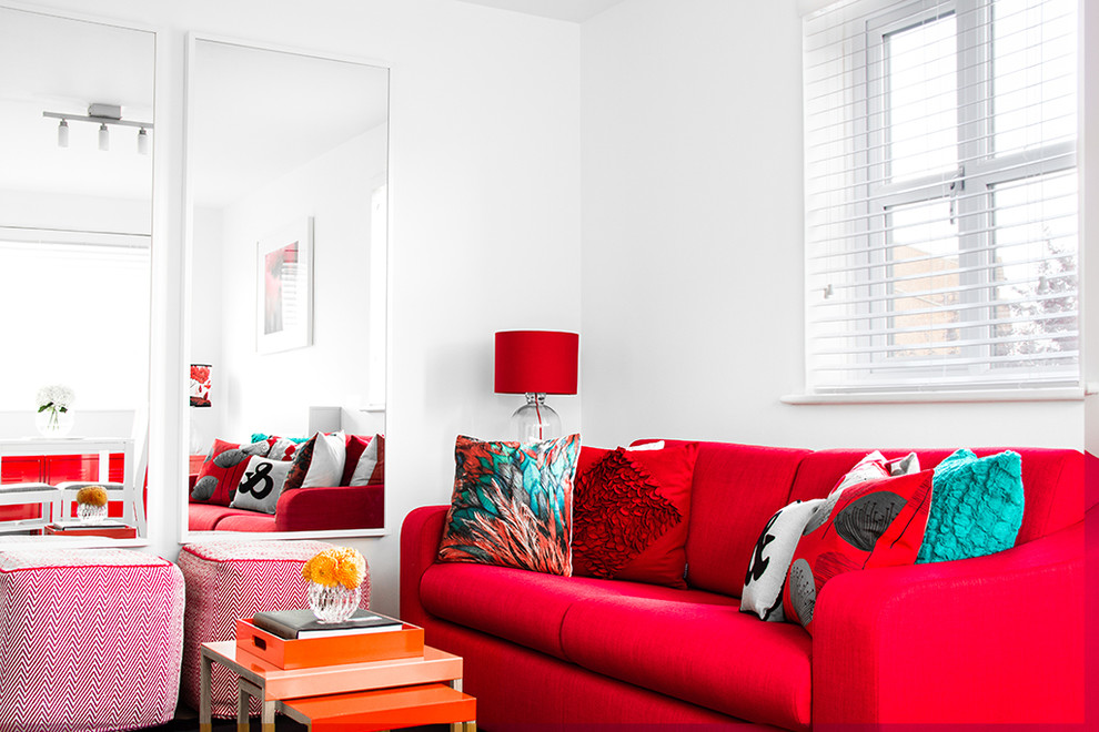 Canapé rouge dans une salle blanche