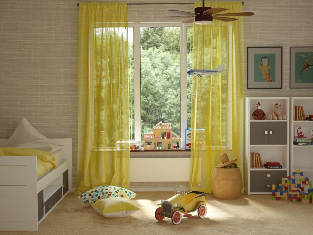 Tulle jaune dans une petite chambre d'enfant