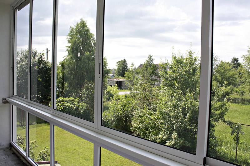 vitrage de balcon avec profilés en aluminium