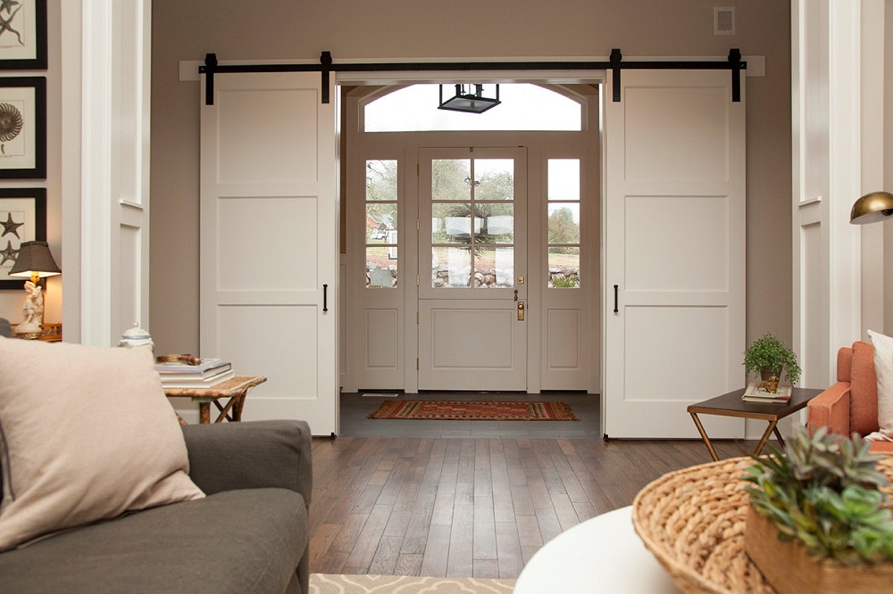 Portes coulissantes de grange dans le hall d'une maison privée