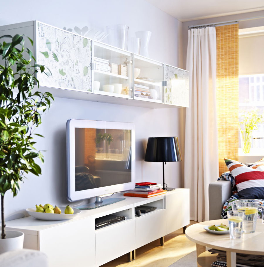 Armoire blanche sous le téléviseur dans le salon