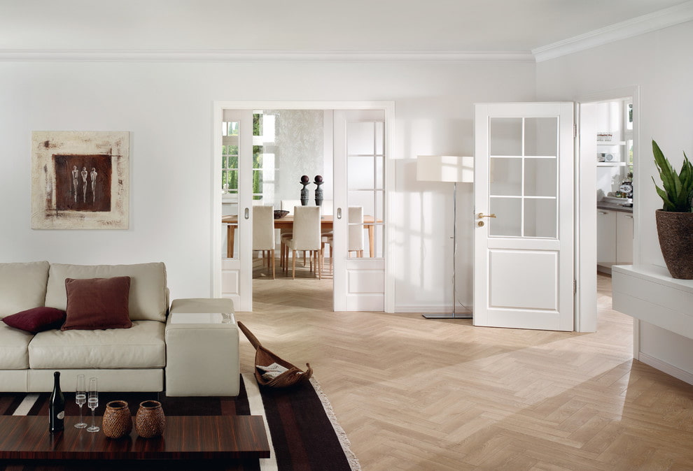 Portes blanches dans le salon