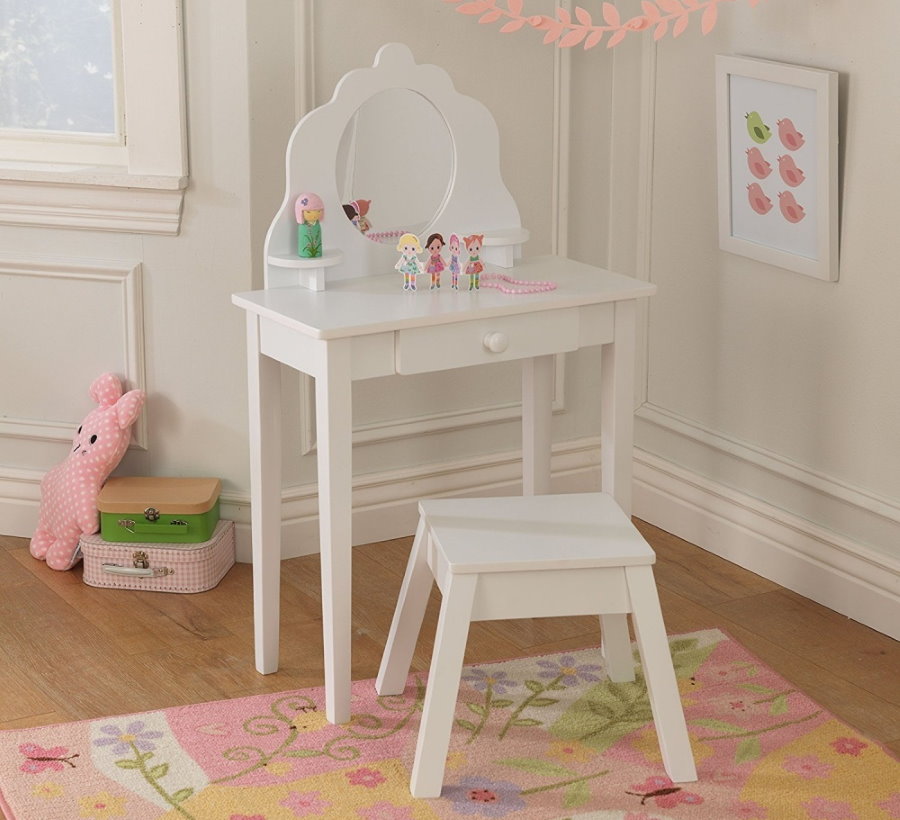 Coiffeuse pour enfants dans la chambre de la fille