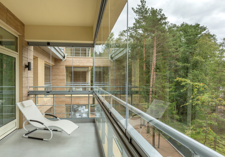 Vitrage de balcon sans cadre dans une maison de campagne