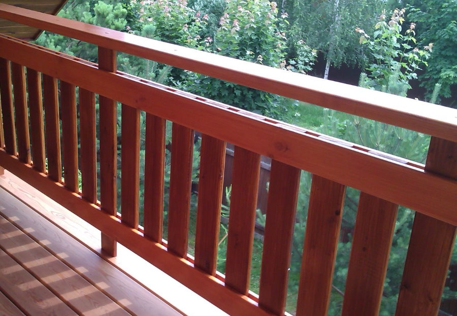 Balcon mansardé avec garde-corps en bois