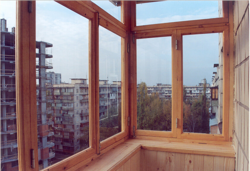 cadres en bois sur le balcon