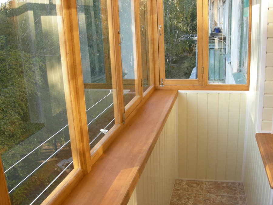 Cadres en bois sur le balcon isolé